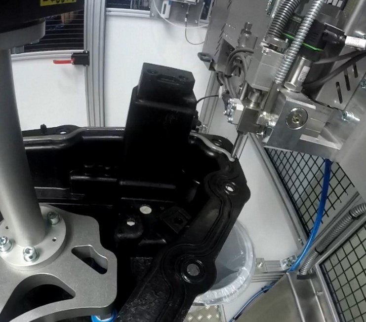 Robotcel voor ultraprecieze dichting van accubox Land Rover