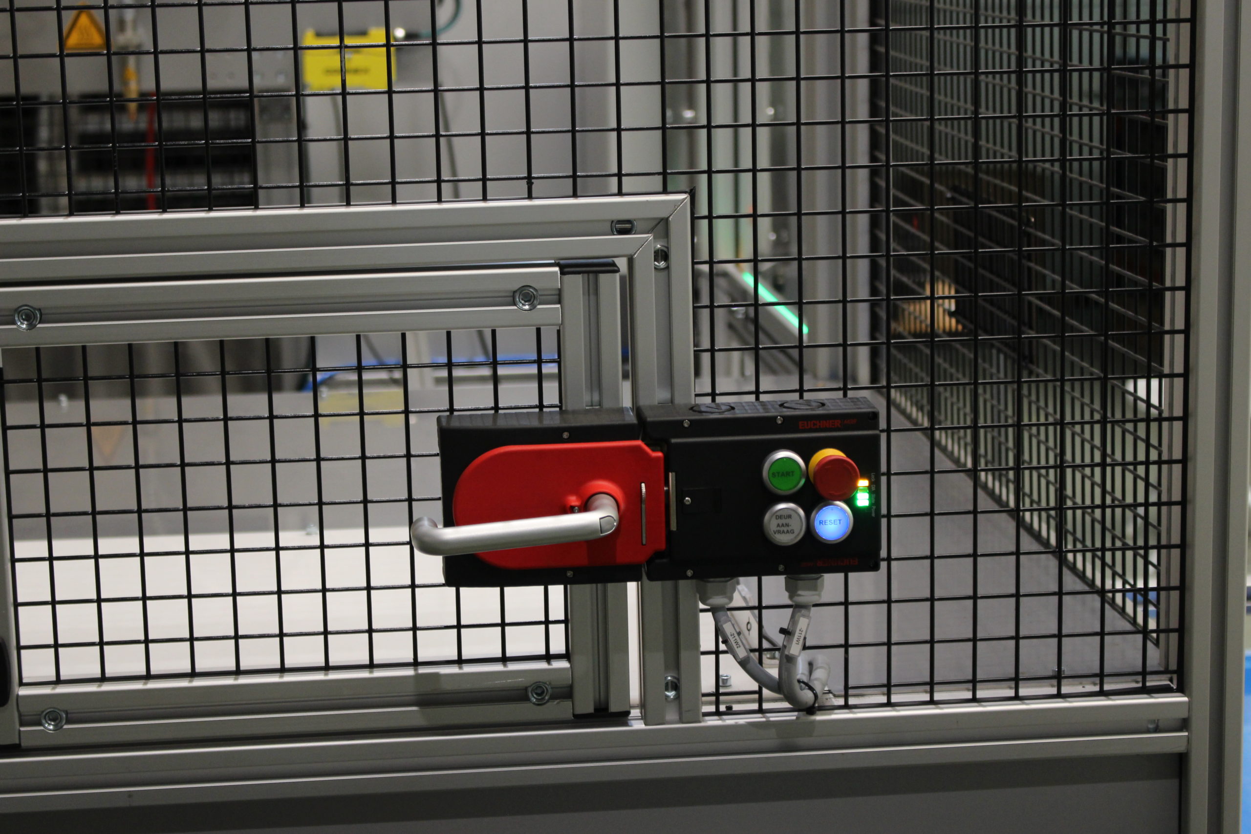 Robotcel voor ultraprecieze dichting van accubox Land Rover